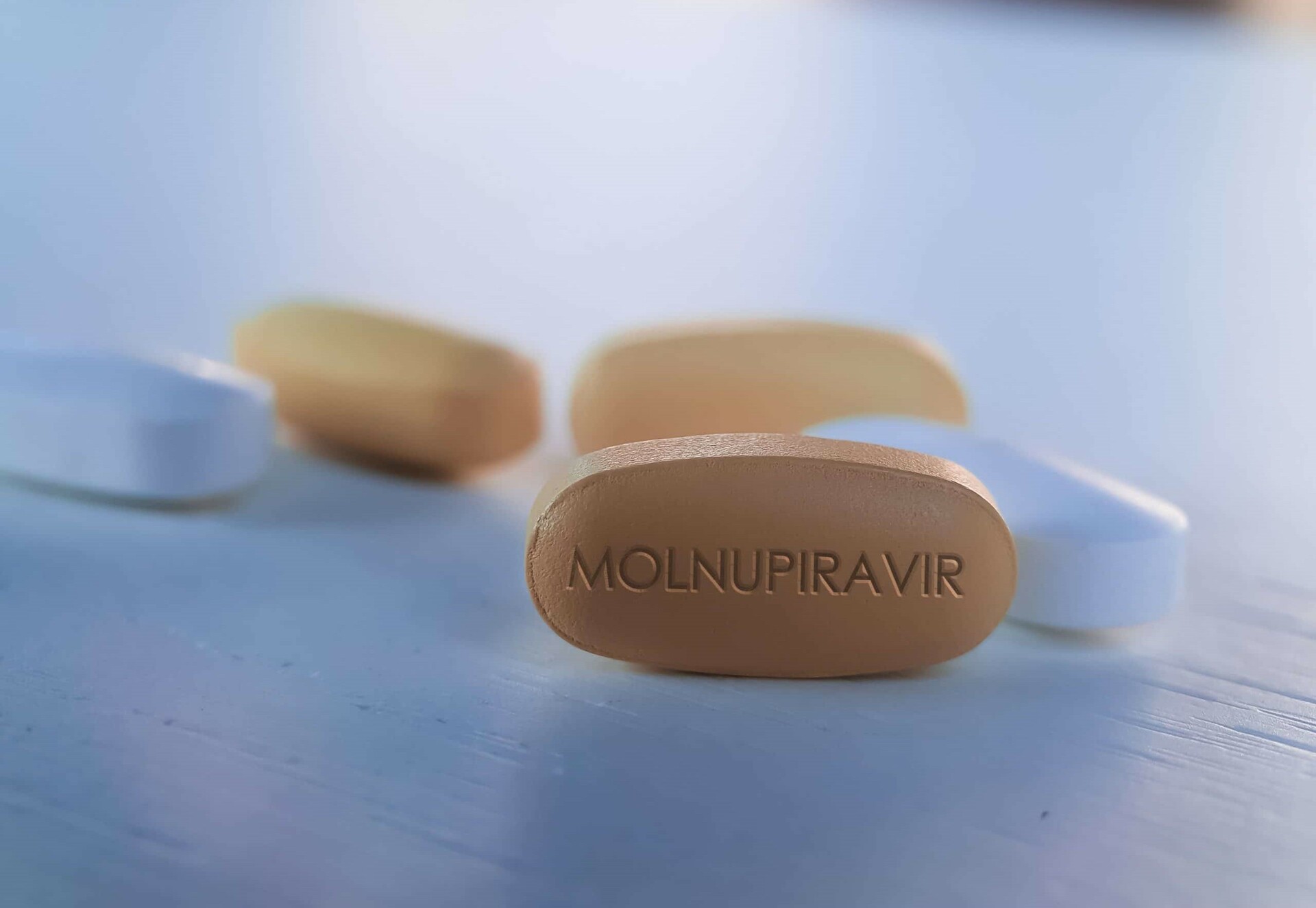 Tratamiento antiCOVID con Molnupiravir no reduce la mortalidad, pero acelera recuperación