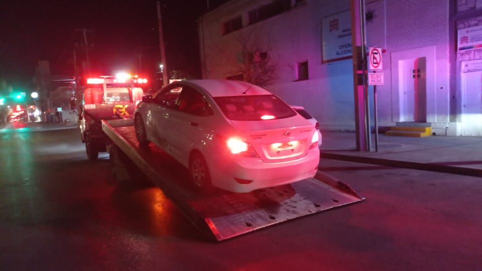 Detienen a mujer por conducir con placas sobre puestas en Torreón
