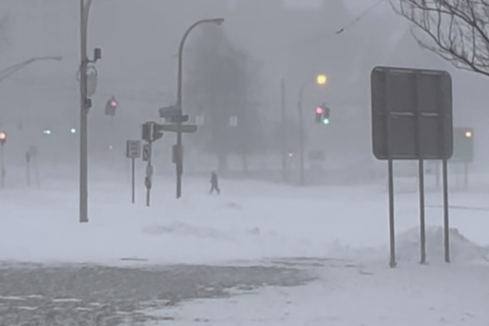 Autoridades reportan al menos 48 muertes relacionadas con la tormenta invernal Eliot en EUA