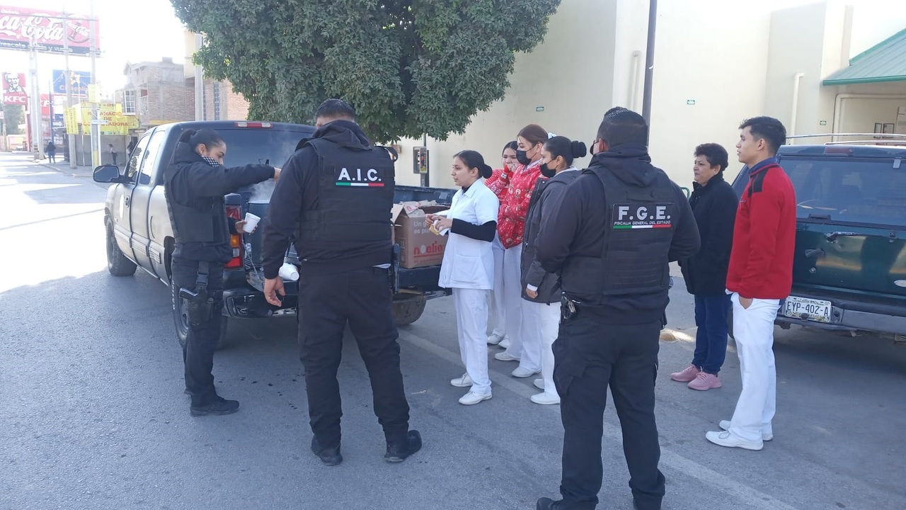 Policías reparten pan y café en hospitales de Matamoros