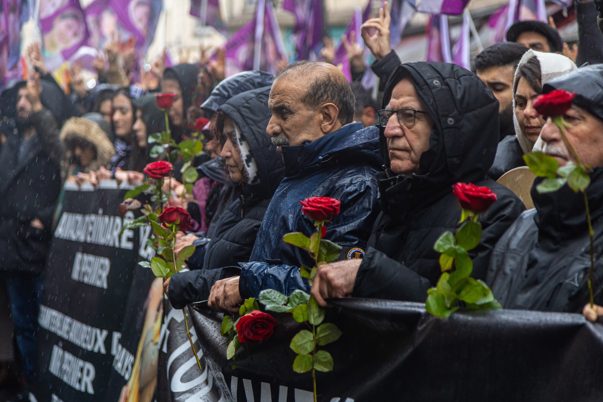 Cientos de personas realizan homenaje a los tres kurdos asesinados en París