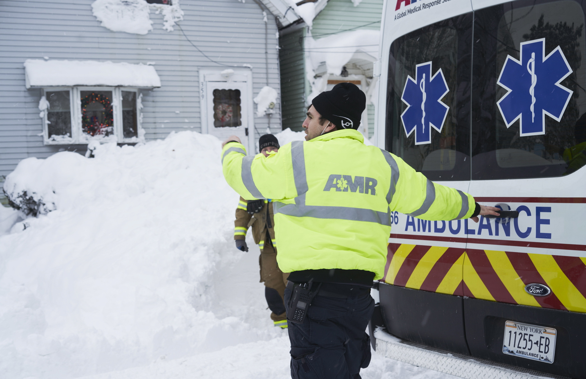 Nueva York mantiene labores de rescate tras tormenta invernal Elliot
