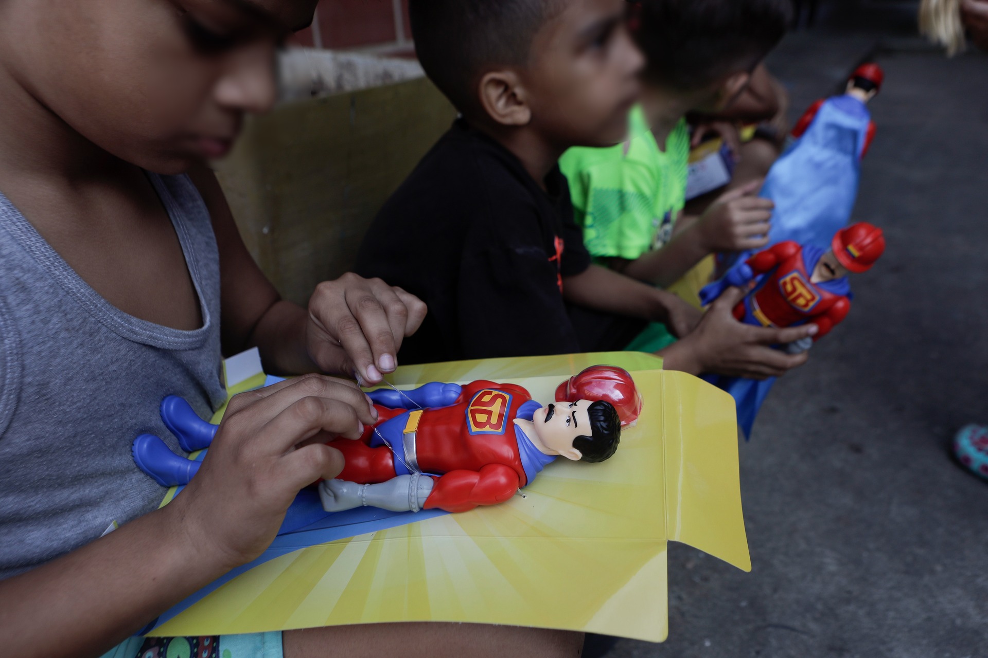 Gobierno de Venezuela regala juguetes de superhéroe inspirado en Maduro y causa polémica