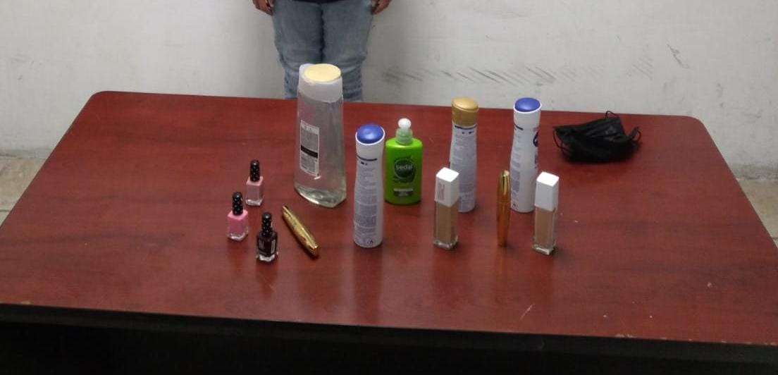 Atrapan a mujer intentando robar maquillaje y productos de higiene en comercio de Torreón
