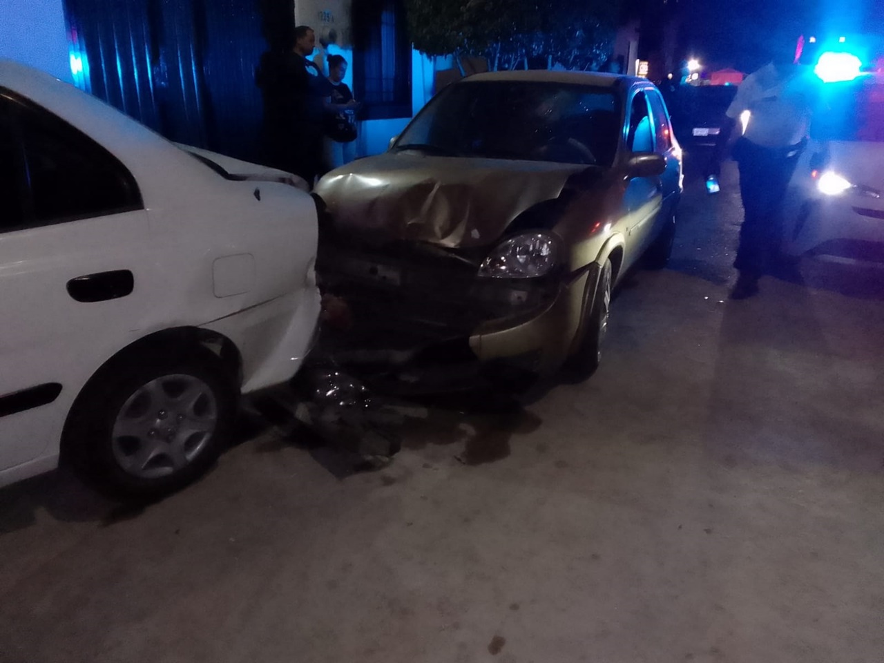 Ebrio al volante arrolla a jovencito y choca contra auto estacionado en el sector oriente de Torreón.
