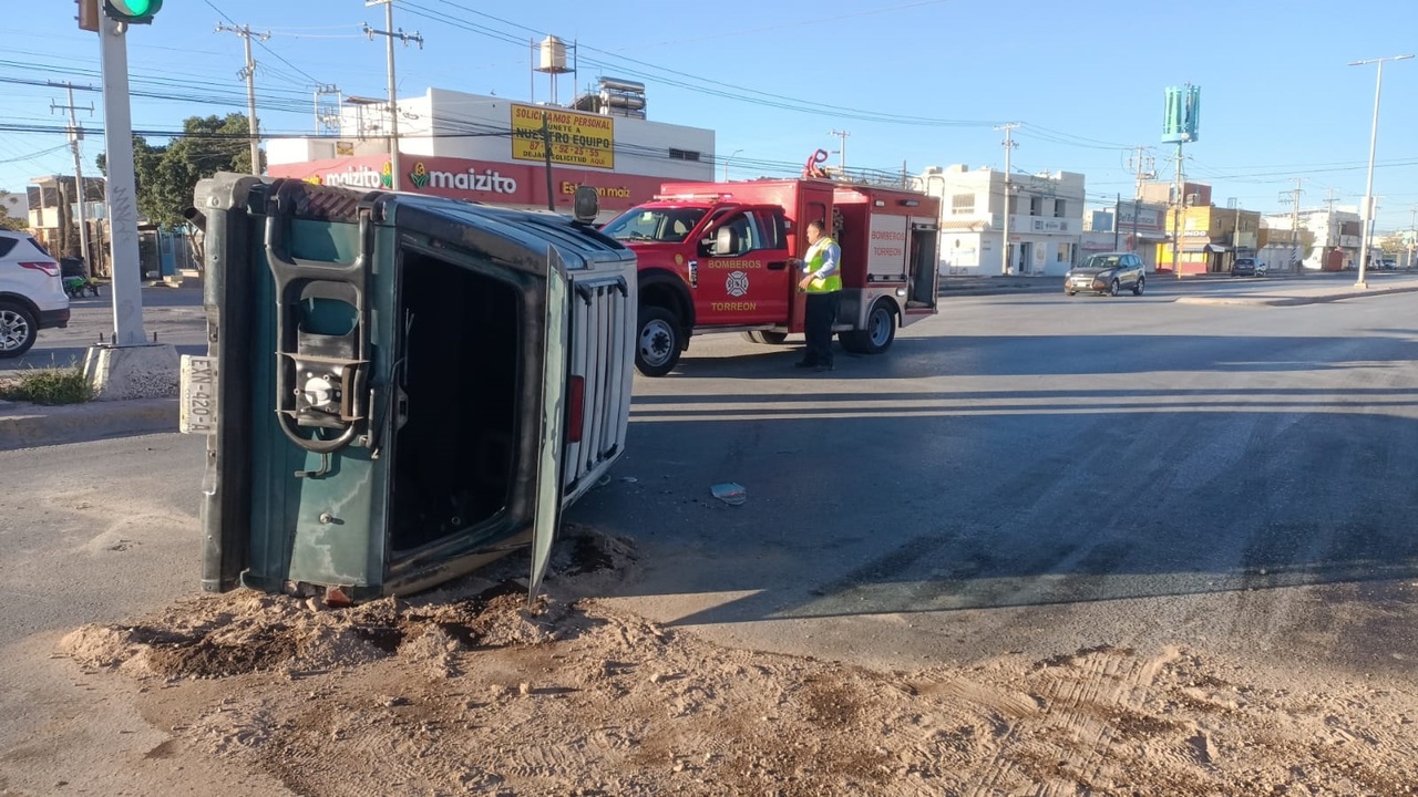 Conductor con aliento alcohólico sufre volcadura en Torreón, intentó huir del lugar pero fue detenido.