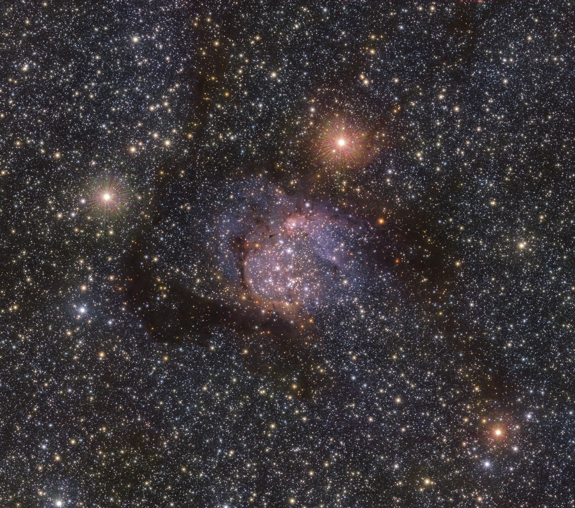 Las imágenes publicadas por el ESO permiten apreciar 'una miríada de estrellas' detrás del tenue resplandor naranja de la nebulosa Sh2-54. (EFE)