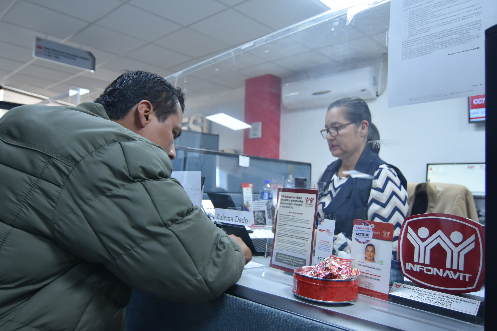 Usuarios prefieren asistir al Centro de Servicio Infonavit, para solicitar realizar su trámite. (Foto: SERGIO A. RODRÍGUEZ / EL SIGLO COAHUILA)