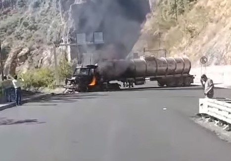 Ayer, a la altura del túnel 'El Sinaloense', cerca del kilómetro 163, una pipa incendiada bloqueaba el paso vehicular. (ESPECIAL)