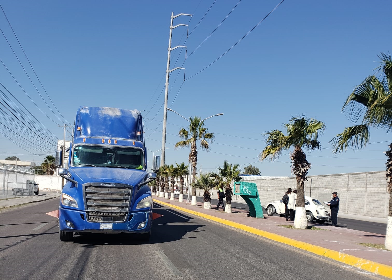 Uno de los vehículos involucrados es un tractocamión de la marca Freightliner, color azul, de doble remolque. (EL SIGLO DE TORREÓN)
