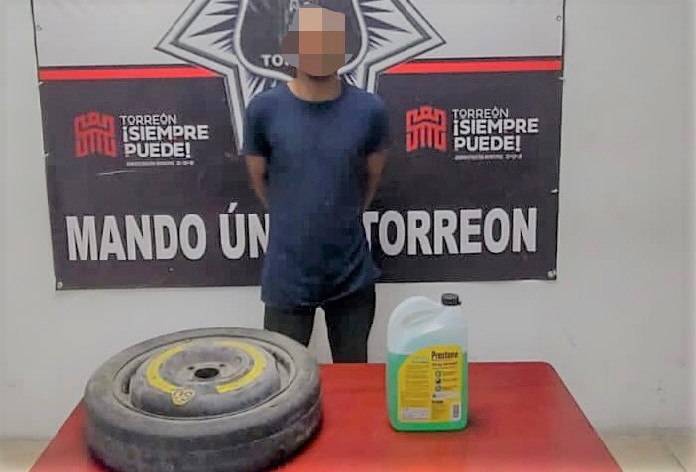 Realizaron la detención de dos jóvenes señalados por los delitos de robo a interior de vehículo y sustracción de autopartes en Torreón. (EL SIGLO DE TORREÓN)