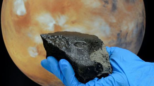 Este meteorito -expulsado de Marte hace 700.000 años- impactó con la Tierra en julio de 2011 en el desierto de Tissint. (ESPECIAL)