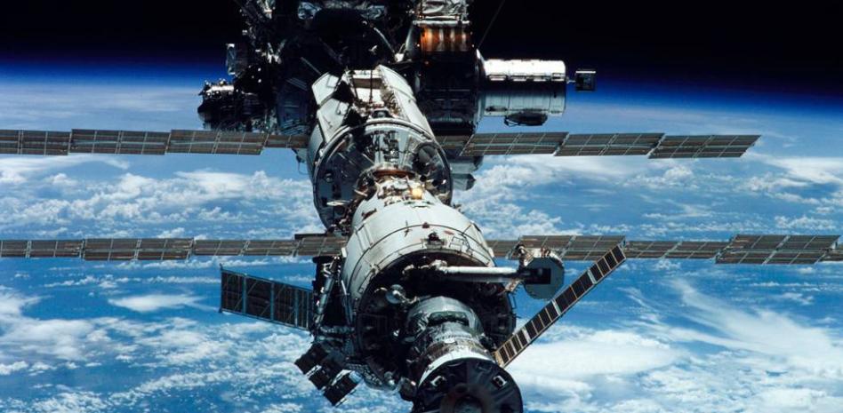 La agencia espacial rusa señaló que se ha tomado esta decisión porque el descenso de dos astronautas en lugar de tres será más seguro. (ESPECIAL)