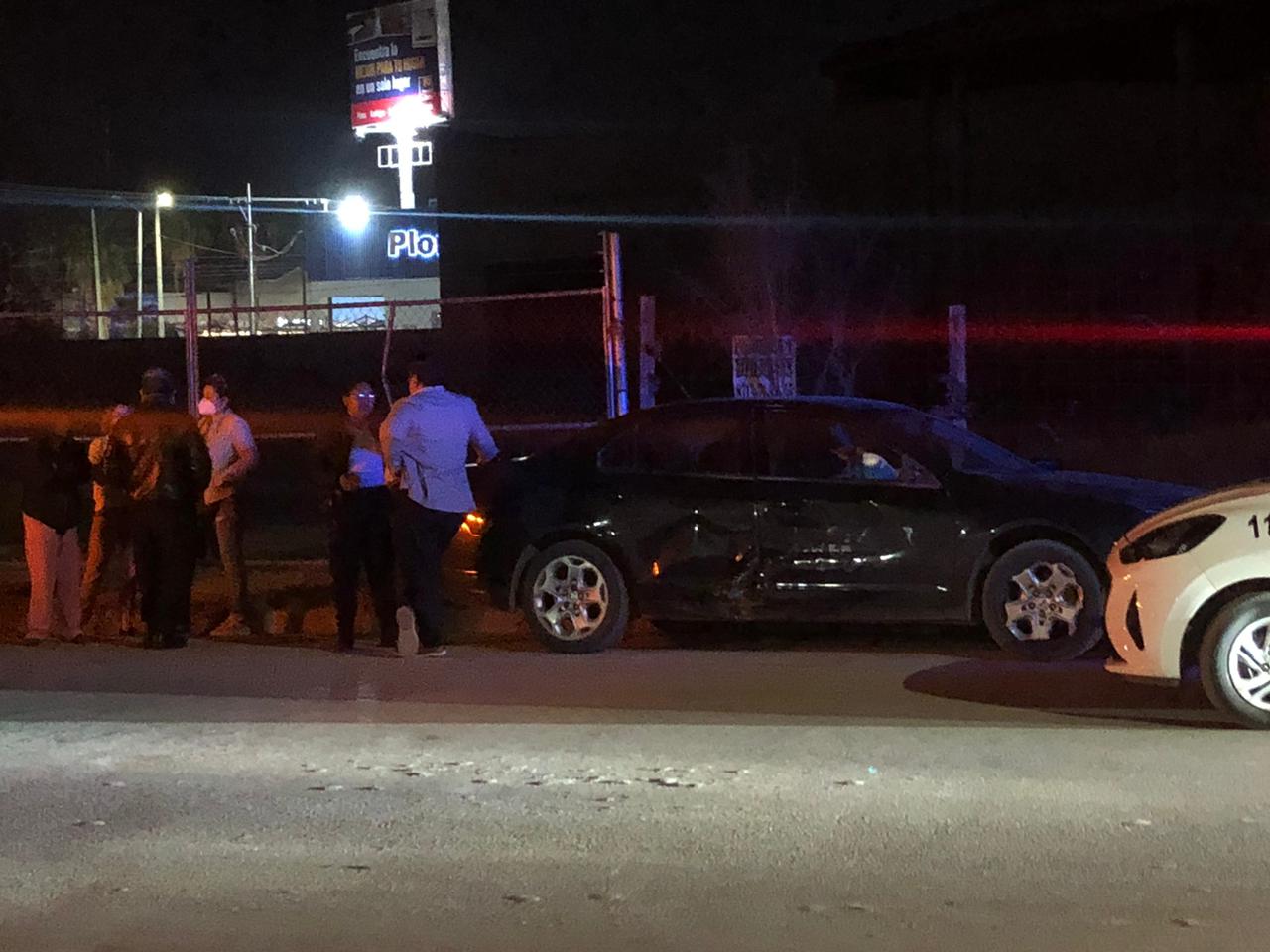 Conductor provoca choque con auto estacionado en Torreón