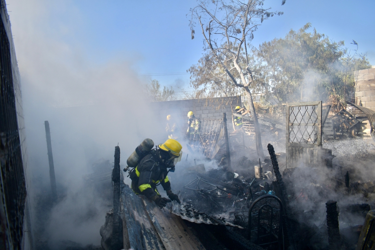 Fuego consume dos jacales en la colonia Zaragoza Sur, los daños únicamente fueron materiales.