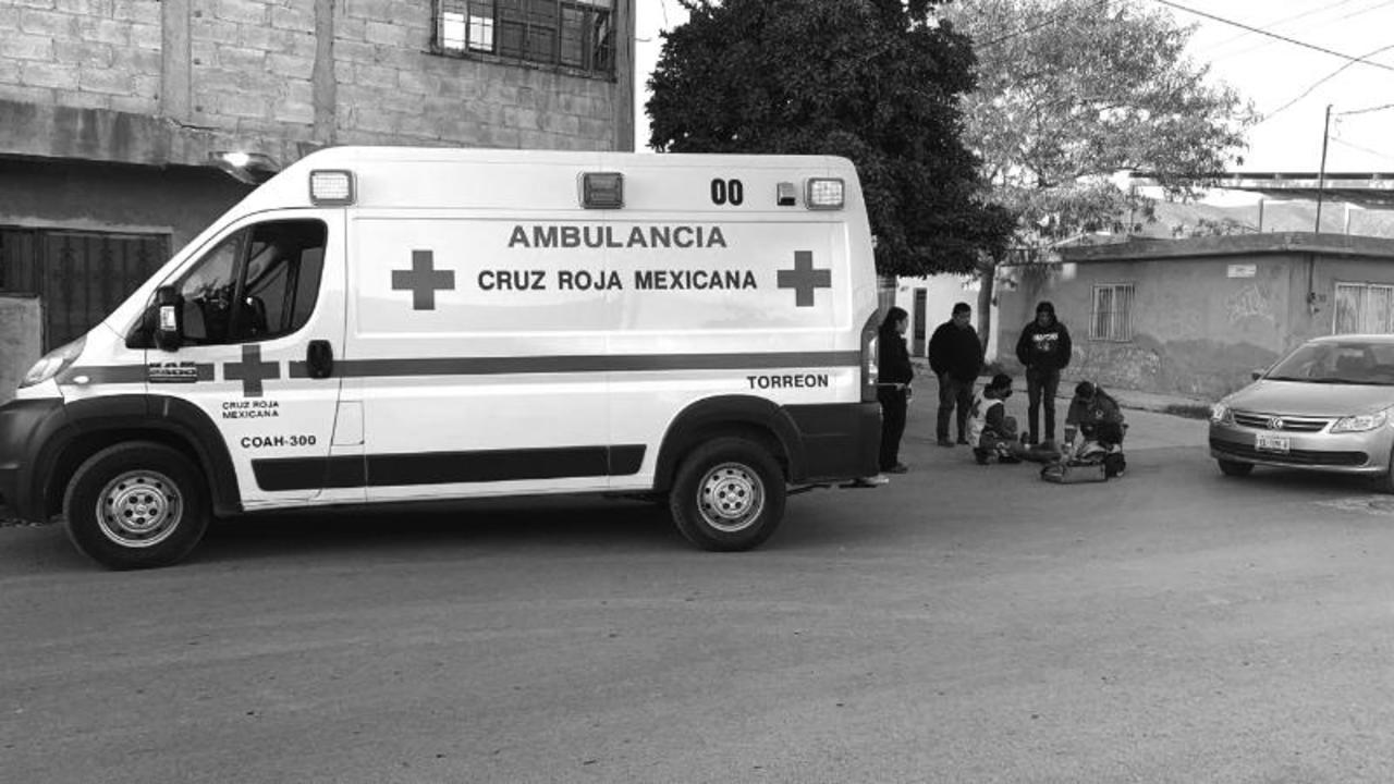 Adolescente es impactado por auto en calles de la colonia Las Fuentes de Torreón, la conductora fue detenida.