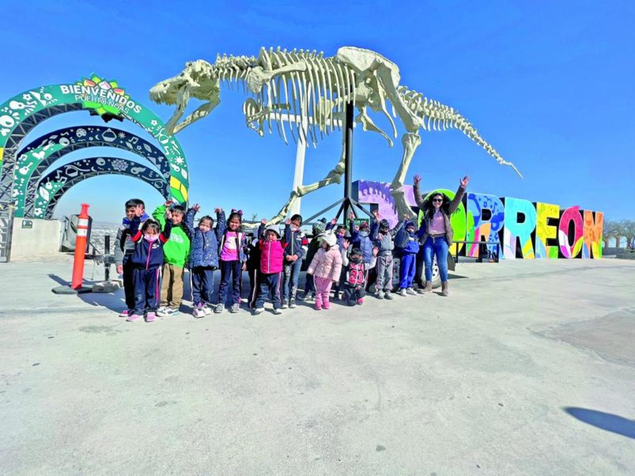 Los niños tienen la oportunidad de vivir una gran experiencia con la exposición de dinosaurios en el Puerto Noas. (EL SIGLO DE TORREÓN)