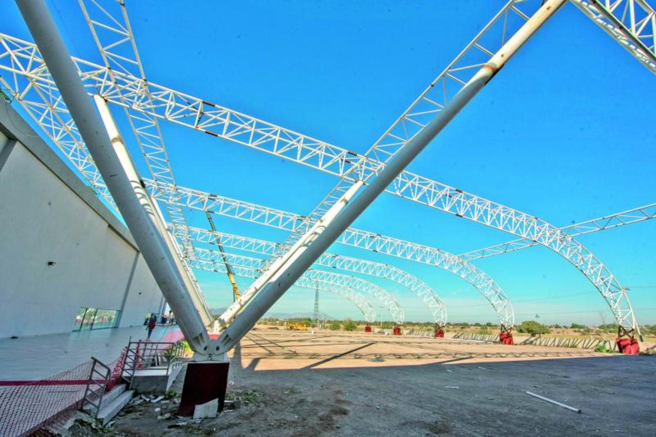 Estima el Gobierno estatal que falta un mes más para que esté lista la Velaria del Centro de Convenciones de Torreón. (ÉRICK SOTOMAYOR)