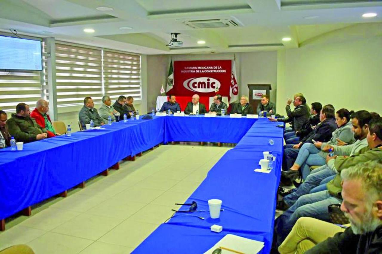 Se reunieron constructores de la CMIC con el director de la SICT Durango. (EDURDO RUÍZ / EL SIGLO DE TORREÓN)