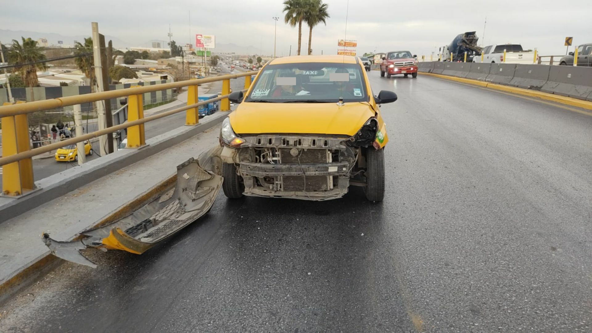 Choque sobre puente El Campesino de Torreón deja daños materiales por más de 50 mil pesos