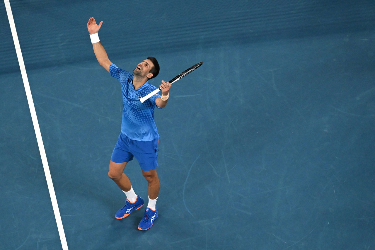 El serbio Novak Djokovic festeja luego de vencer a Stefanos Tsitsipas en la final del Abierto de Australia, con lo que logró su décimo título en Melbourne.