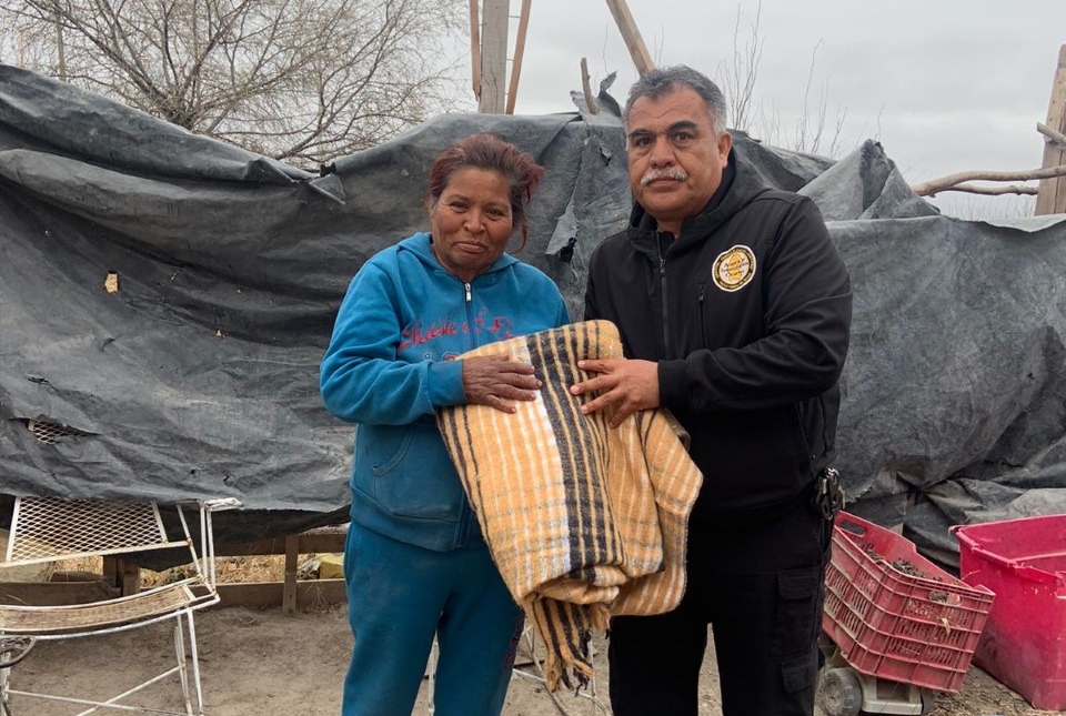 Elementos de FGE entregan ropa de invierno a migrantes en Piedras Negras