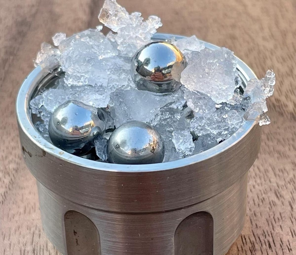 Para lograr el MDA, el equipo usó un proceso de fresado del hielo por medio de bolas de acero en un recipiente enfriado a unos -200 grados. (EFE)
