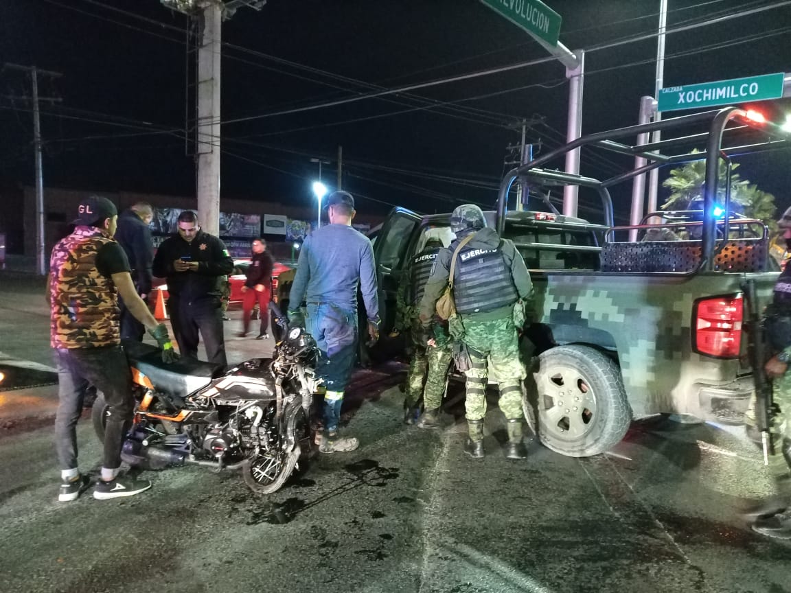 El brutal choque provocó que el motociclista estrellara el parabrisas de la camioneta de la Sedena, para después caer al pavimento. (EL SIGLO DE TORREÓN)
