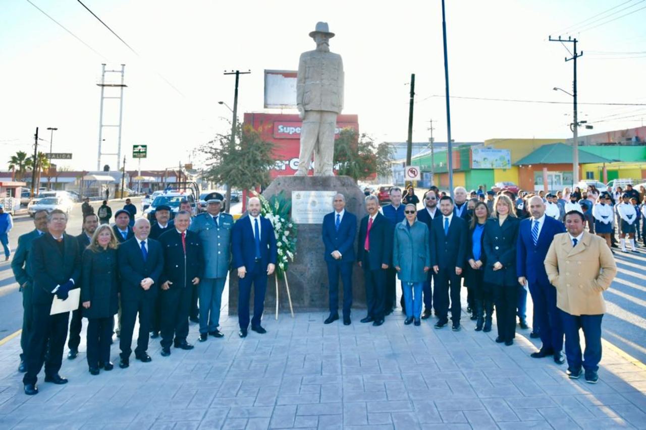 Funcionarios públicos municipales llevaron una corona de flores al monumento del extinto presidente Venustiano Carranza.