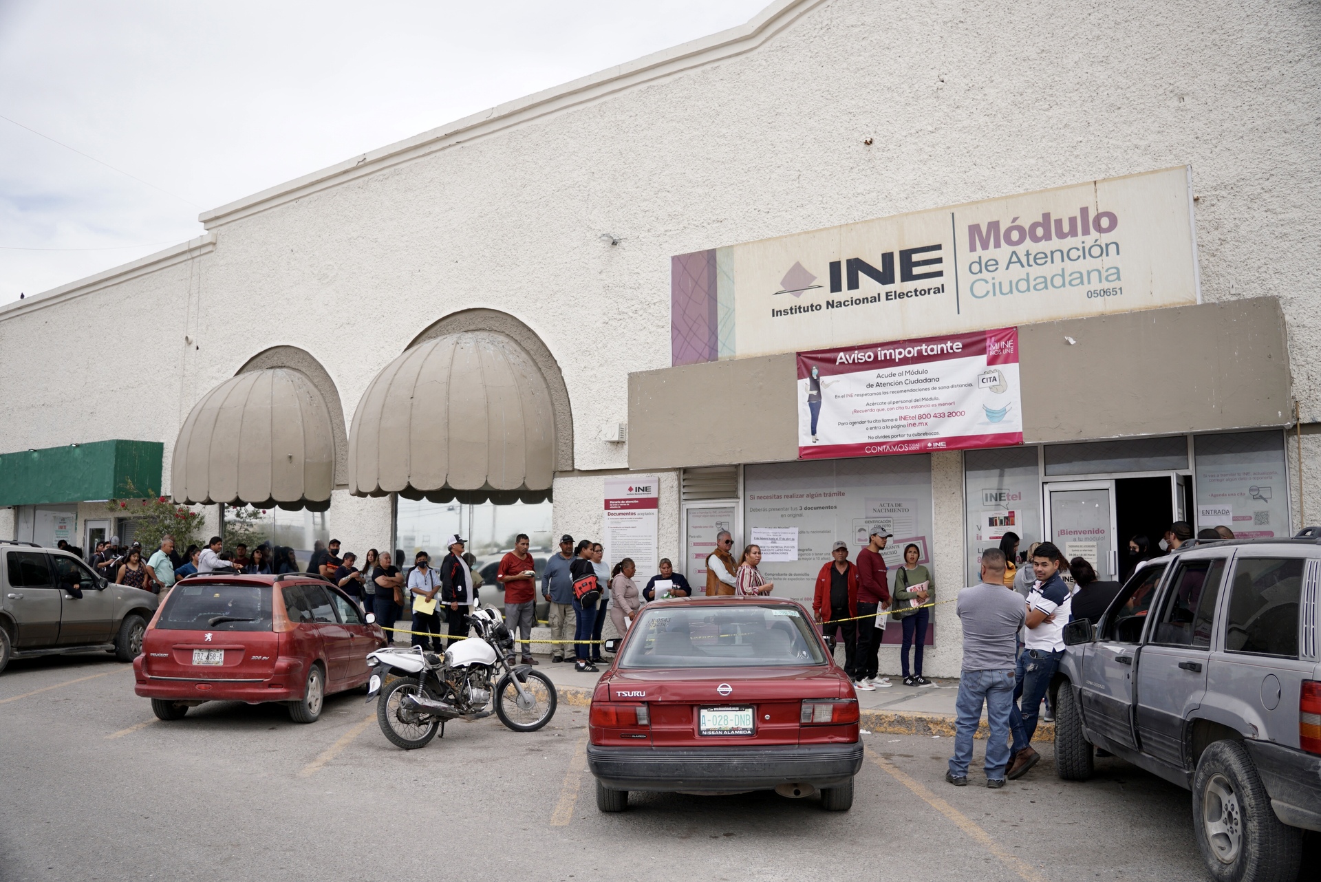 En el módulo ubicado en la plaza Jumbo, la fila de personas llega hasta afuera y da la vuelta en los locales aledaños. (Foto: EDIE RUIZ / EL SIGLO DE TORREÓN)
