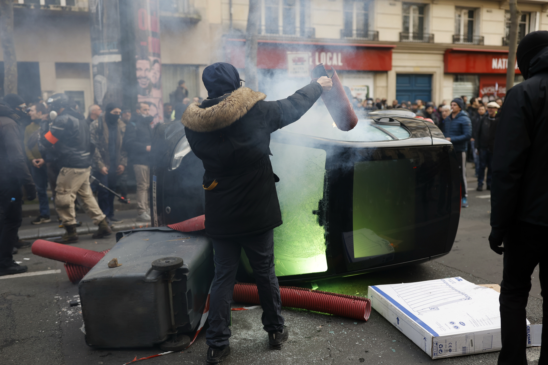 En la última jornada de protestas más de 750,000 personas se manifestaron en París. (AP)