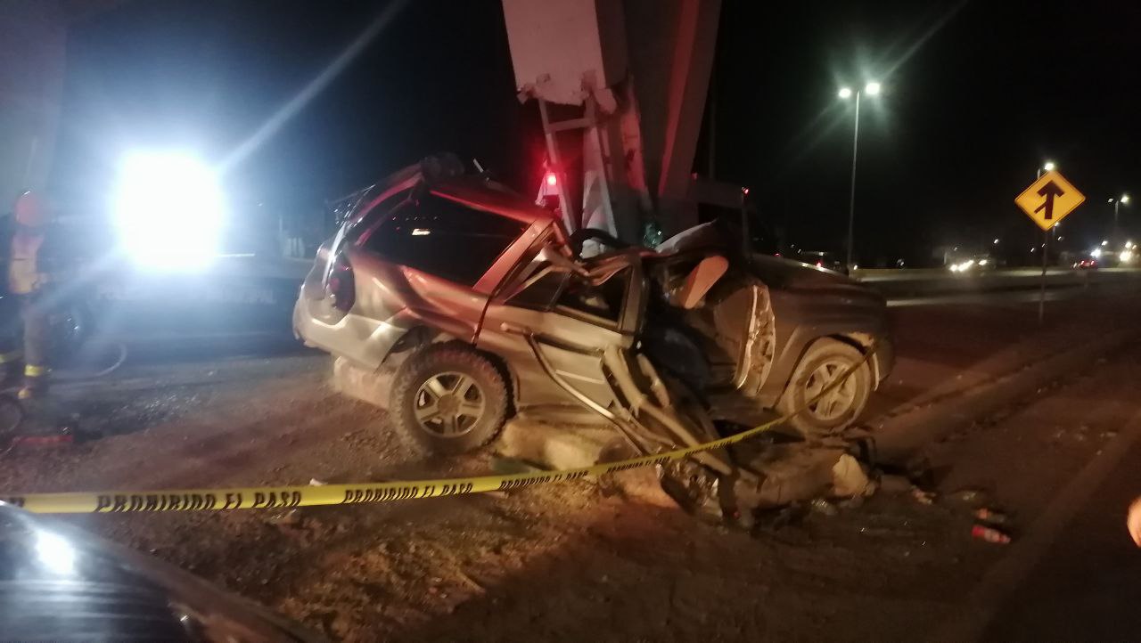 Joven pierde la vida en choque en el periférico de Torreón; hay un lesionado de gravedad