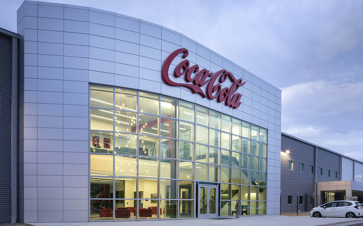 Coca-Cola dijo que su volumen de caja unidad bajó un 1 % en su cuarto trimestre. (ESPECIAL)