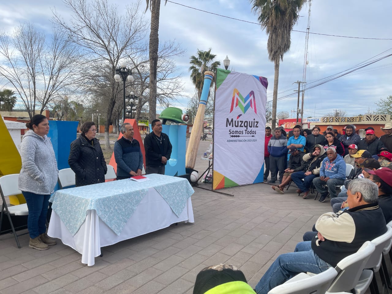 El Gobierno municipal de Múzquiz realiza labores de apoyo a extrabajadores de la Unidad Mina 7 de Minosa. (Foto: SERGIO A. RODRÍGUEZ / EL SIGLO COAHUILA)