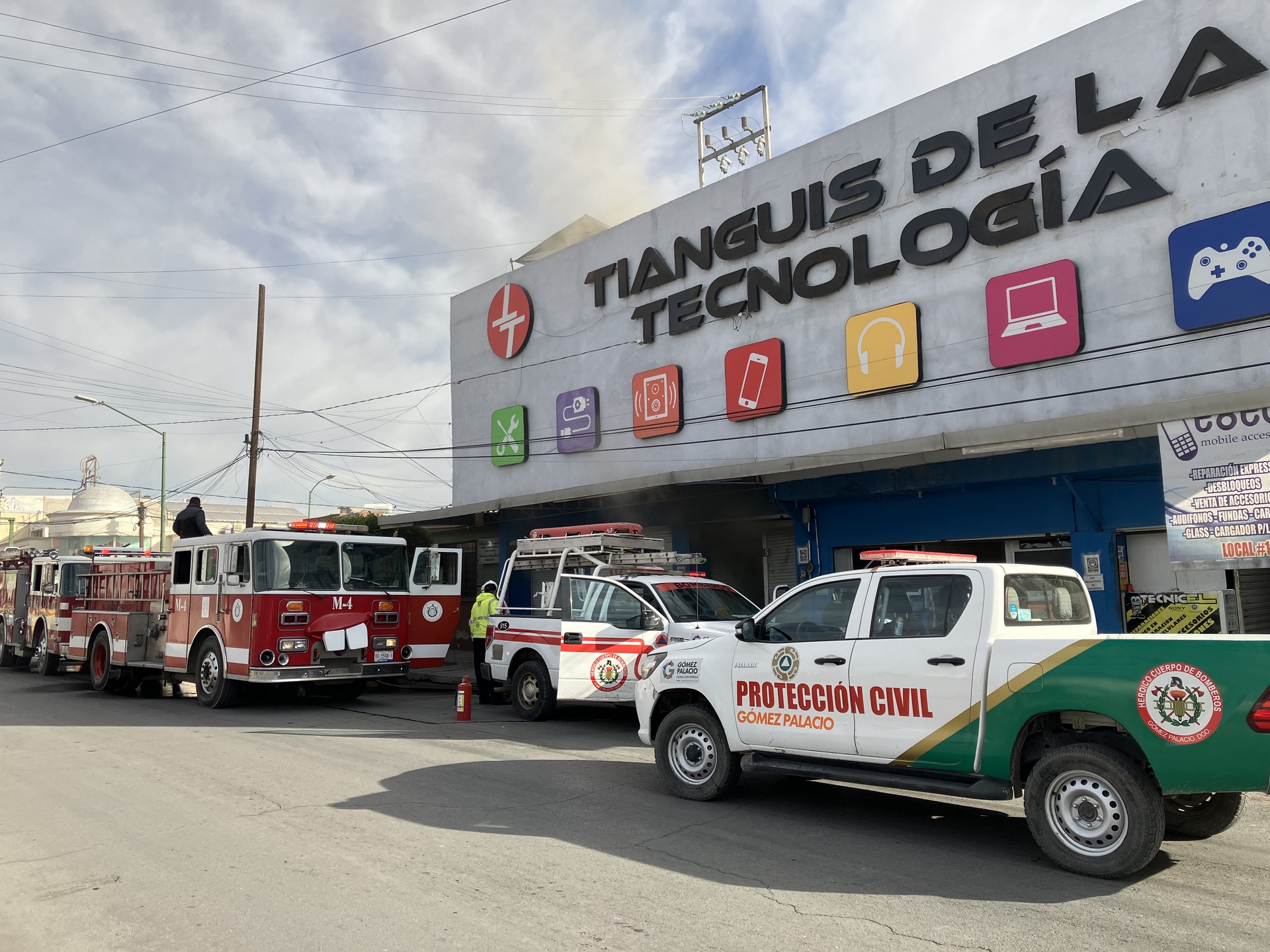 Un incendio se registró en el Tianguis de la Tecnología de Gómez Palacio. (EL SIGLO DE TORREÓN)