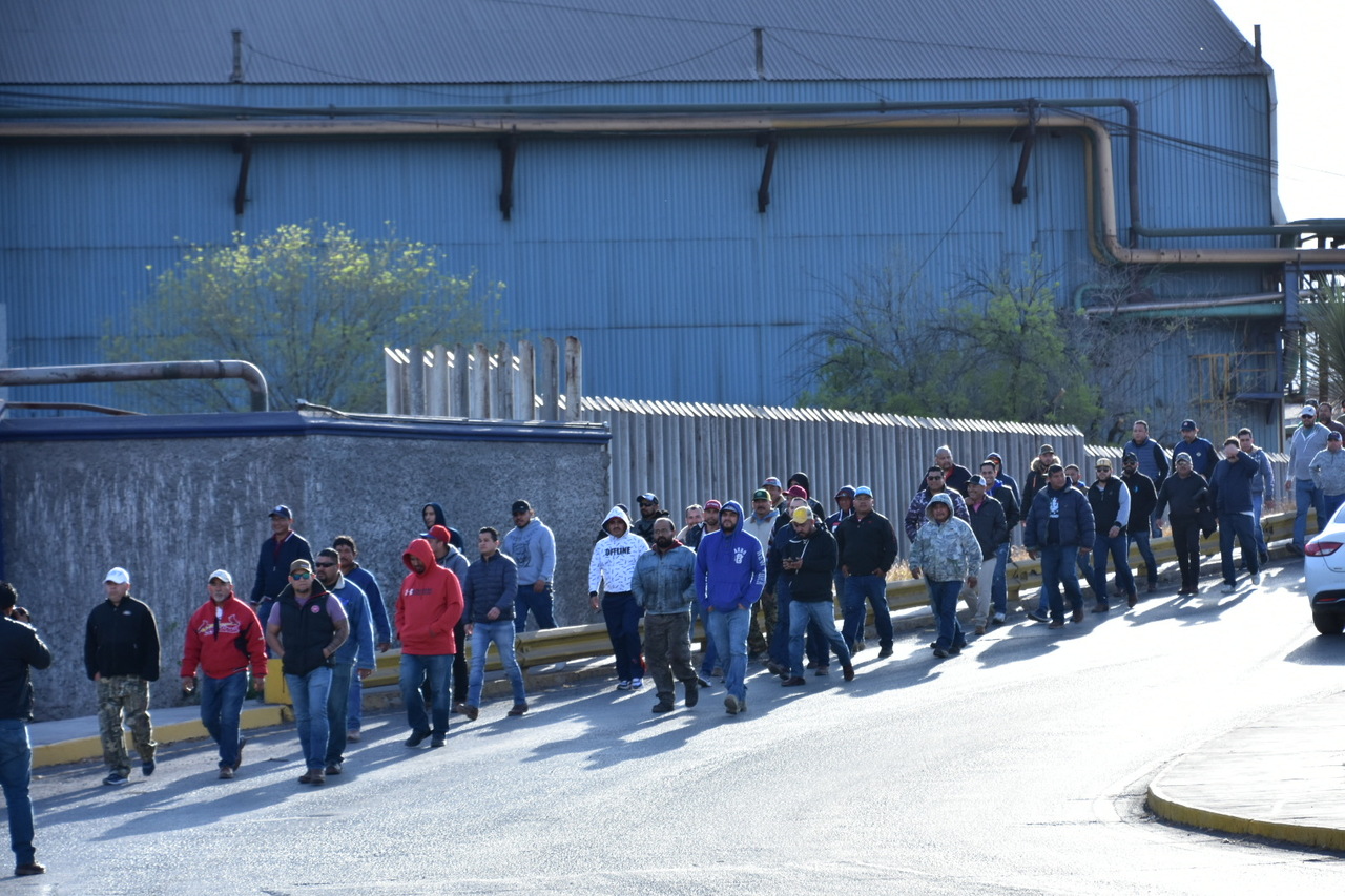 Cientos de obreros de la Planta 2 protestaron en la explanada de la siderúrgica.