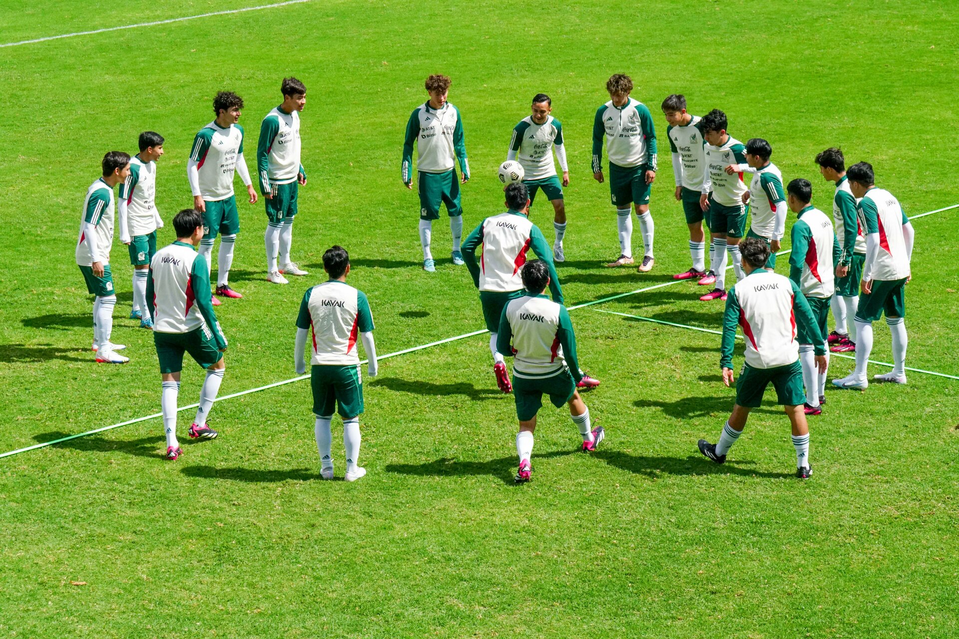 Jugadores de la Selección Mexicana Sub-17 durante el entrenamiento de ayer previo al choque contra El Salvador. (Cortesía FMF)
