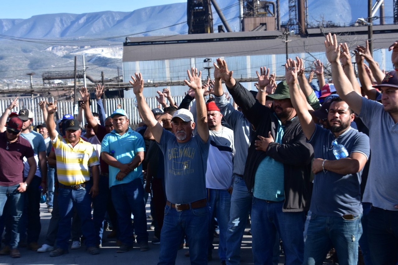 Aproximadamente 200 o 300 obreros de Altos Hornos de México desconocieron a las dirigencias locales y nacional del Sindicato.