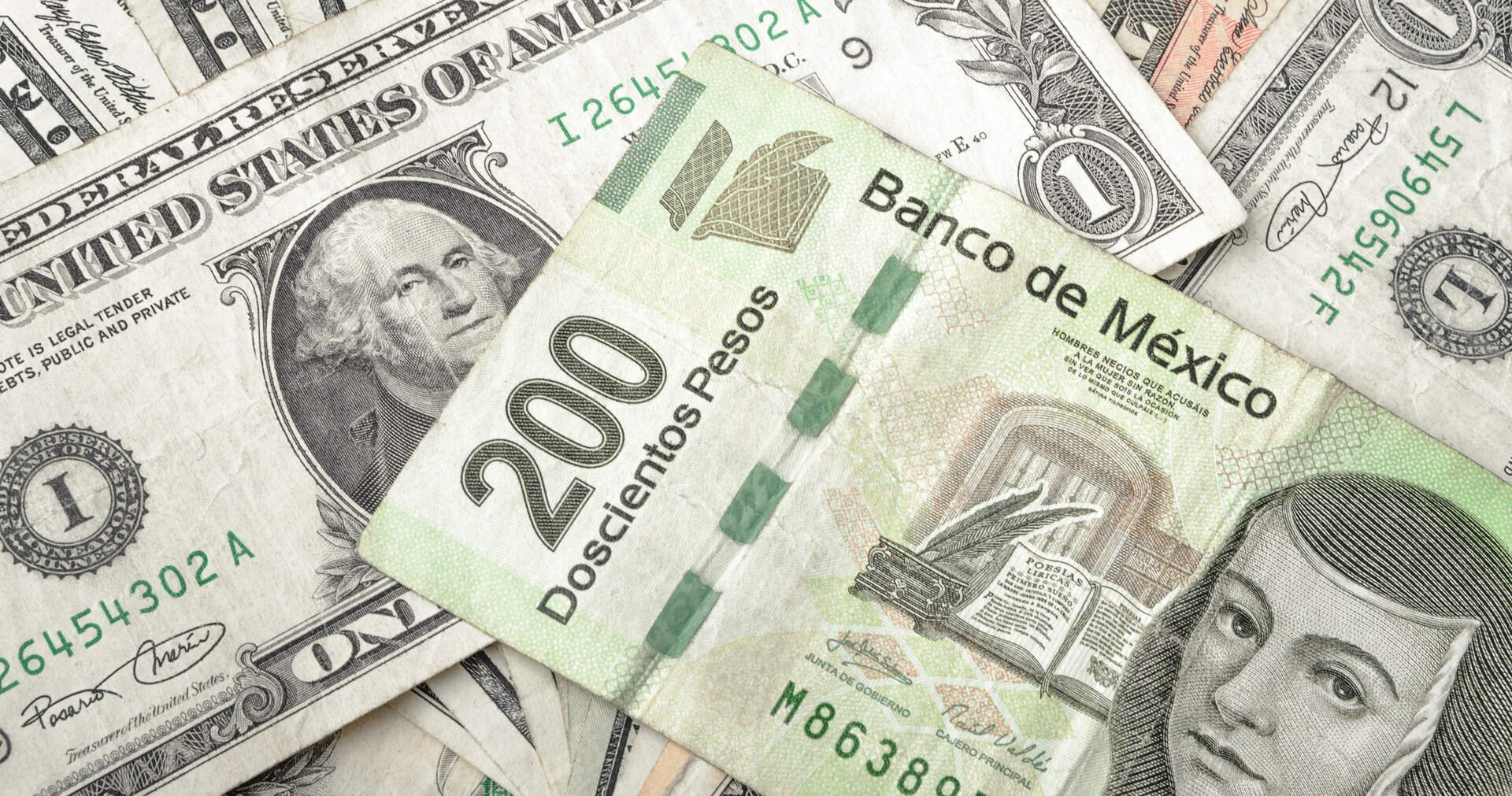 El promedio está estimando que el tipo de cambio cerrará el siguiente año en 20.32 pesos por 'billete verde'. (ARCHIVO)