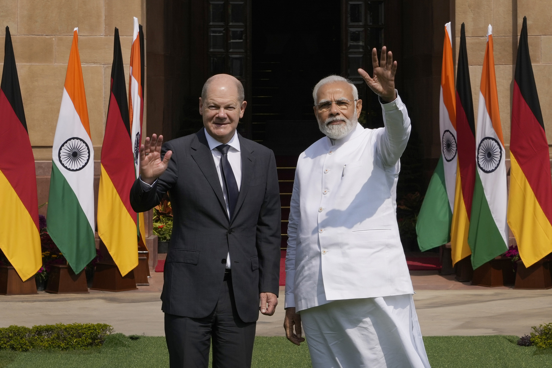 El líder alemán, que arribó a la capital india el sábado, también conversó con Modi sobre formas de impulsar la cooperación económica bilateral. (AP)