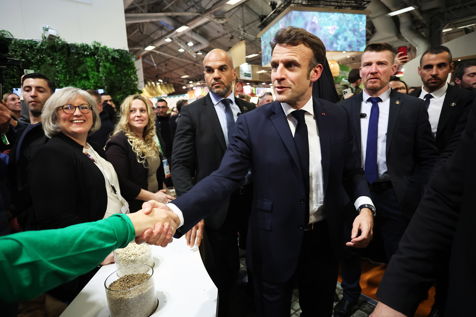 Durante su visita al Salón de la Agricultura de París, Macron pidió a China que 'presione a Rusia' para 'terminar con esta agresión' y 'construir la paz'. (EFE)
