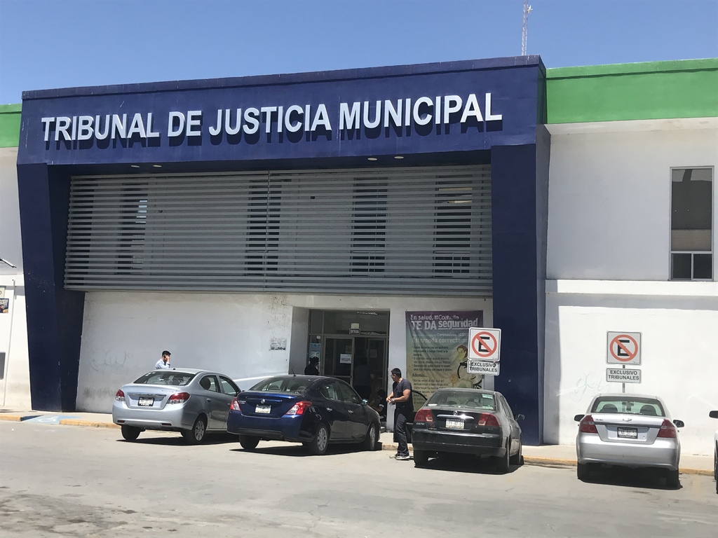 Conductora alcoholizada choca contra camioneta estacionada en Torreón