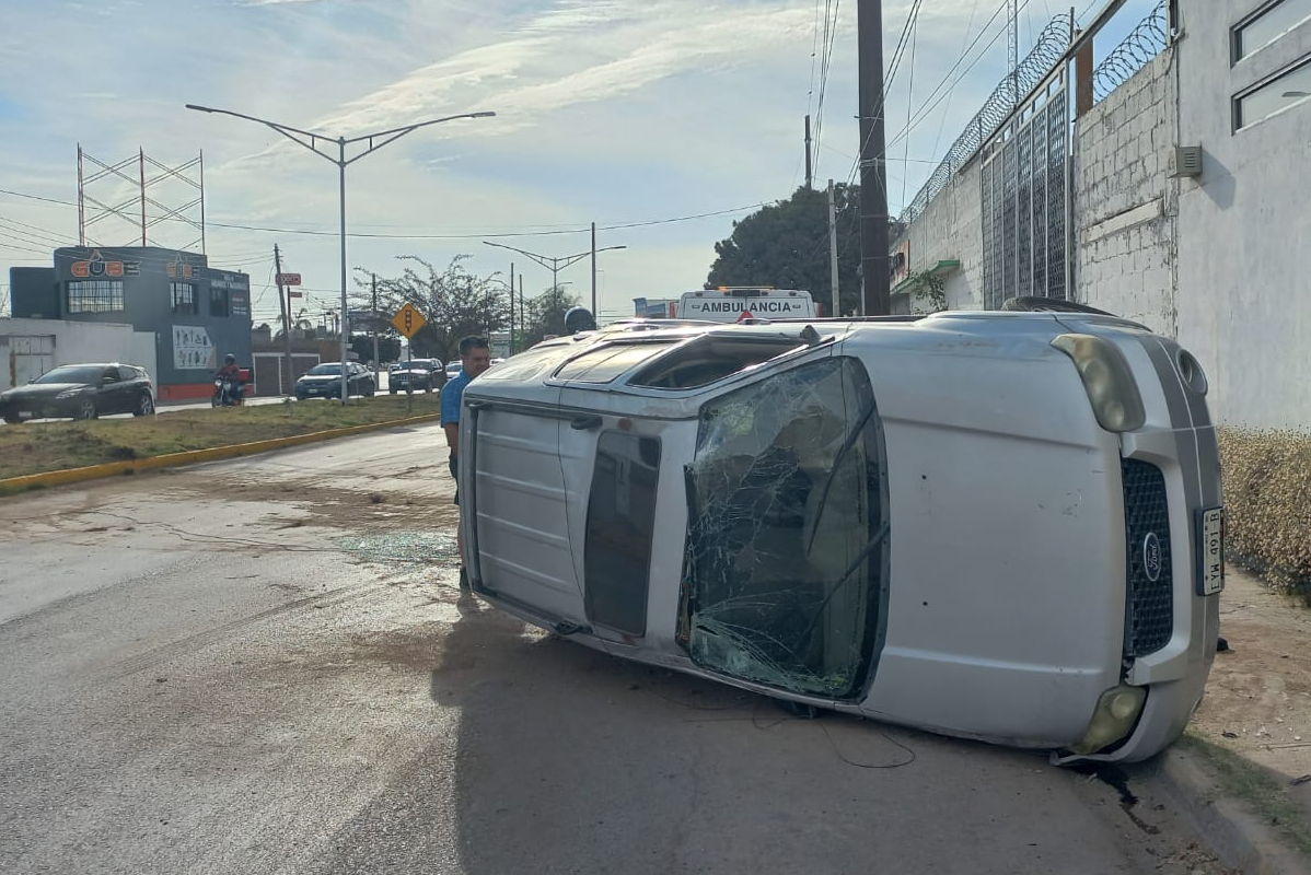Conductor de camioneta sufre volcadura sobre el bulevar Constitución