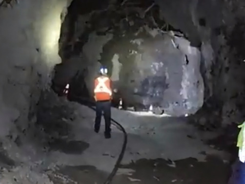 El organismo publica un video de 37 segundos en el que se observa el túnel descendiente de una mina inundada de agua, que se supone que es donde se registró la explosión que mató a 65 trabajadores.