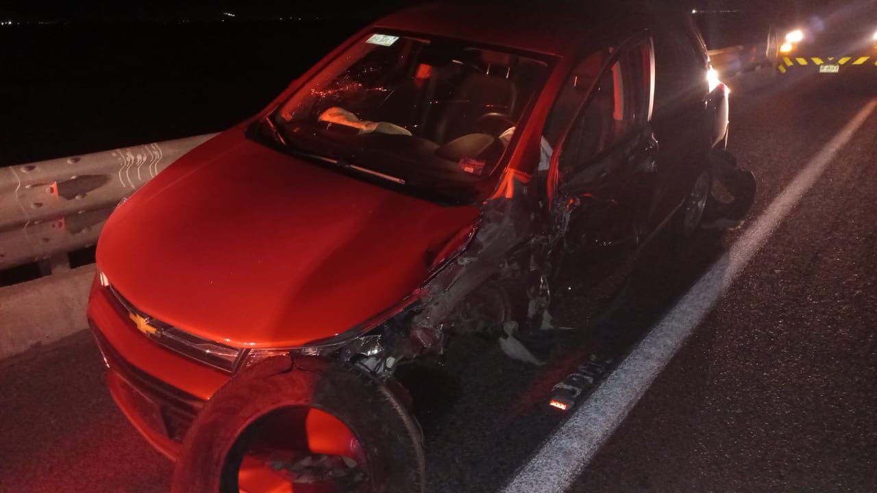 El automóvil accidentado en Torreón resultó con graves daños en la carrocería. (EL SIGLO DE TORREÓN)