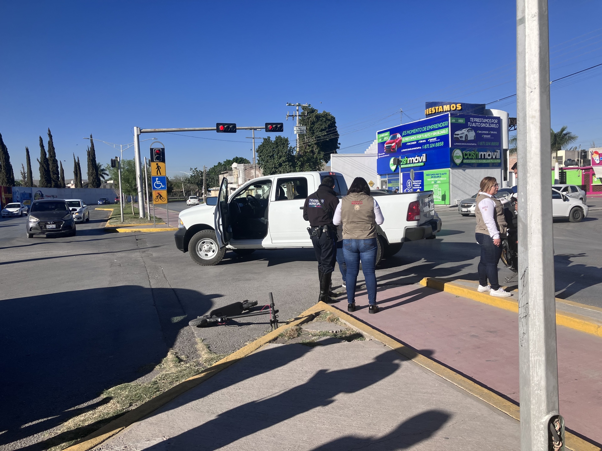 El accidente ocurrió alrededor de las 8:30 horas, a la altura de la prolongación Paseo de las Jacarandas. (EL SIGLO DE TORREÓN)