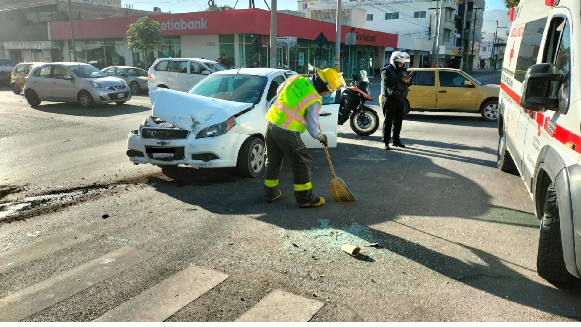 Se impactan autos en el cruce de la avenida Hidalgo y prolongación Colón en Torreón