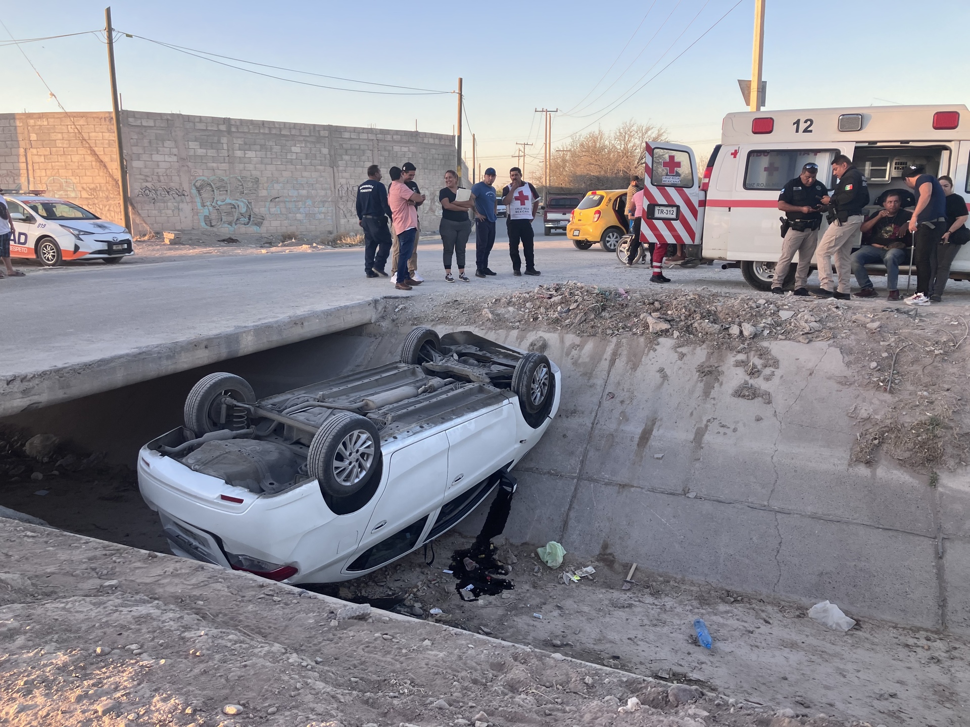 Conductor vuelca su vehículo a un canal en Villas San Agustín de Torreón