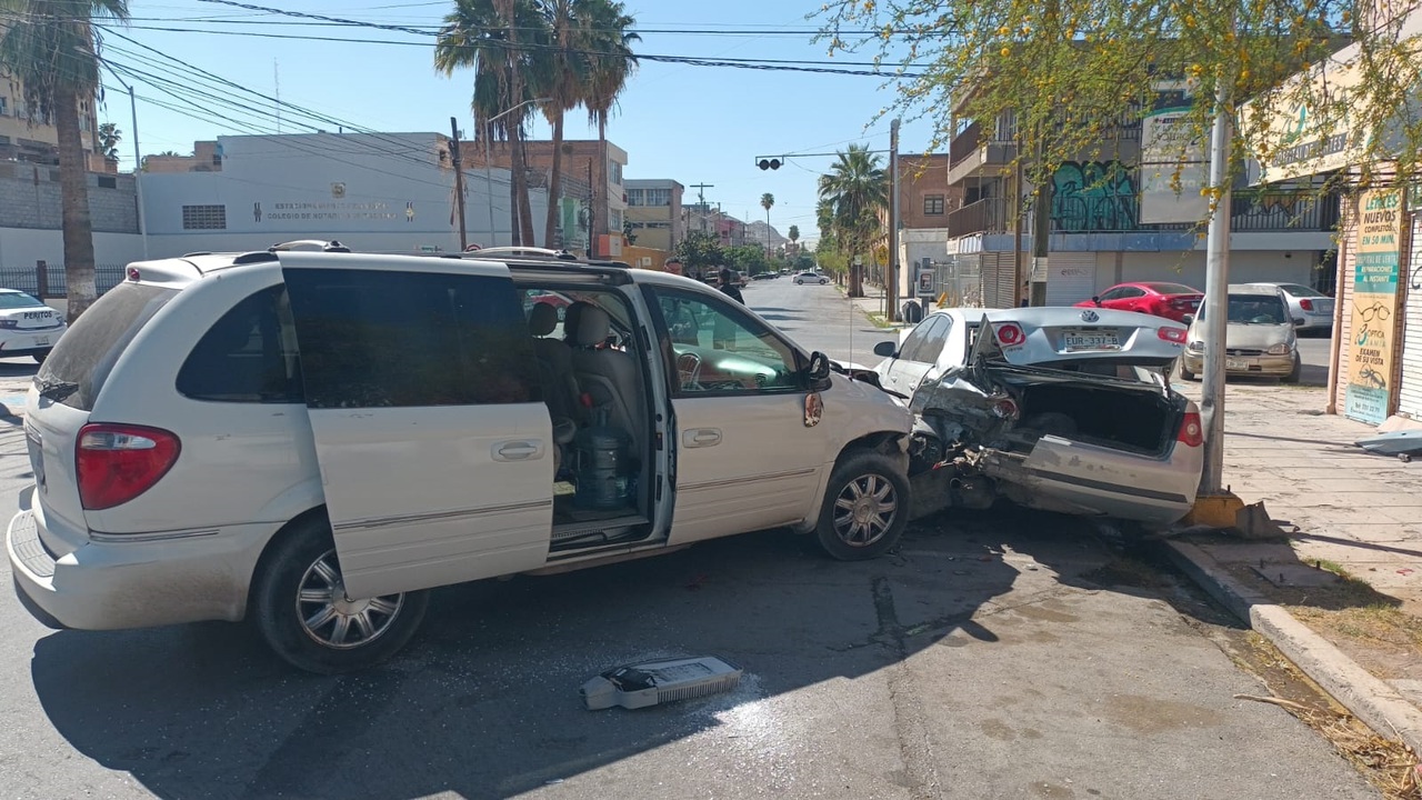 La mujer se impactó contra tres vehículos estacionados en la zona Centro de Torreón.
