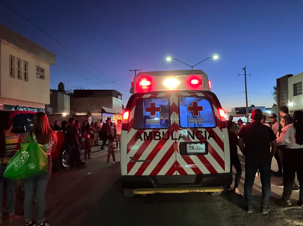 Una ambulancia de la Cruz Roja acudió al lugar para auxiliar a la conductora de la motoneta.